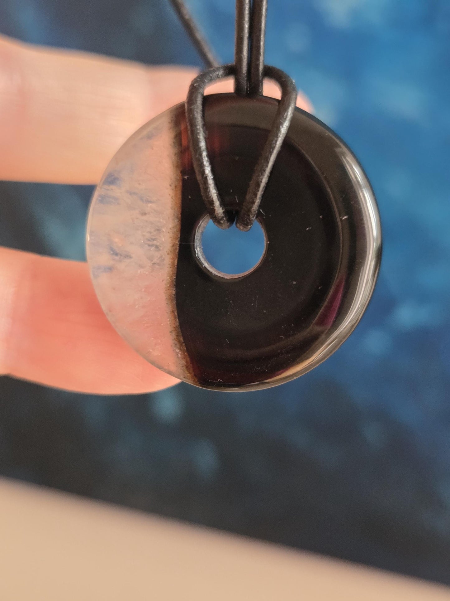 Sardonyx Onyx mit Bergkristall Donut Anhänger, 31 x 7 mm, an verstellbarem Lederband, Kronenchakra Wurzelchakra, spiritueller Schmuck