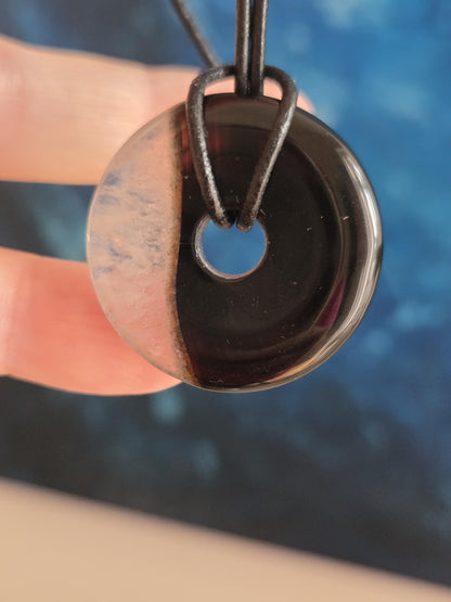 Sardonyx Onyx mit Bergkristall Donut Anhänger, 31 x 7 mm, an verstellbarem Lederband, Kronenchakra Wurzelchakra, spiritueller Schmuck