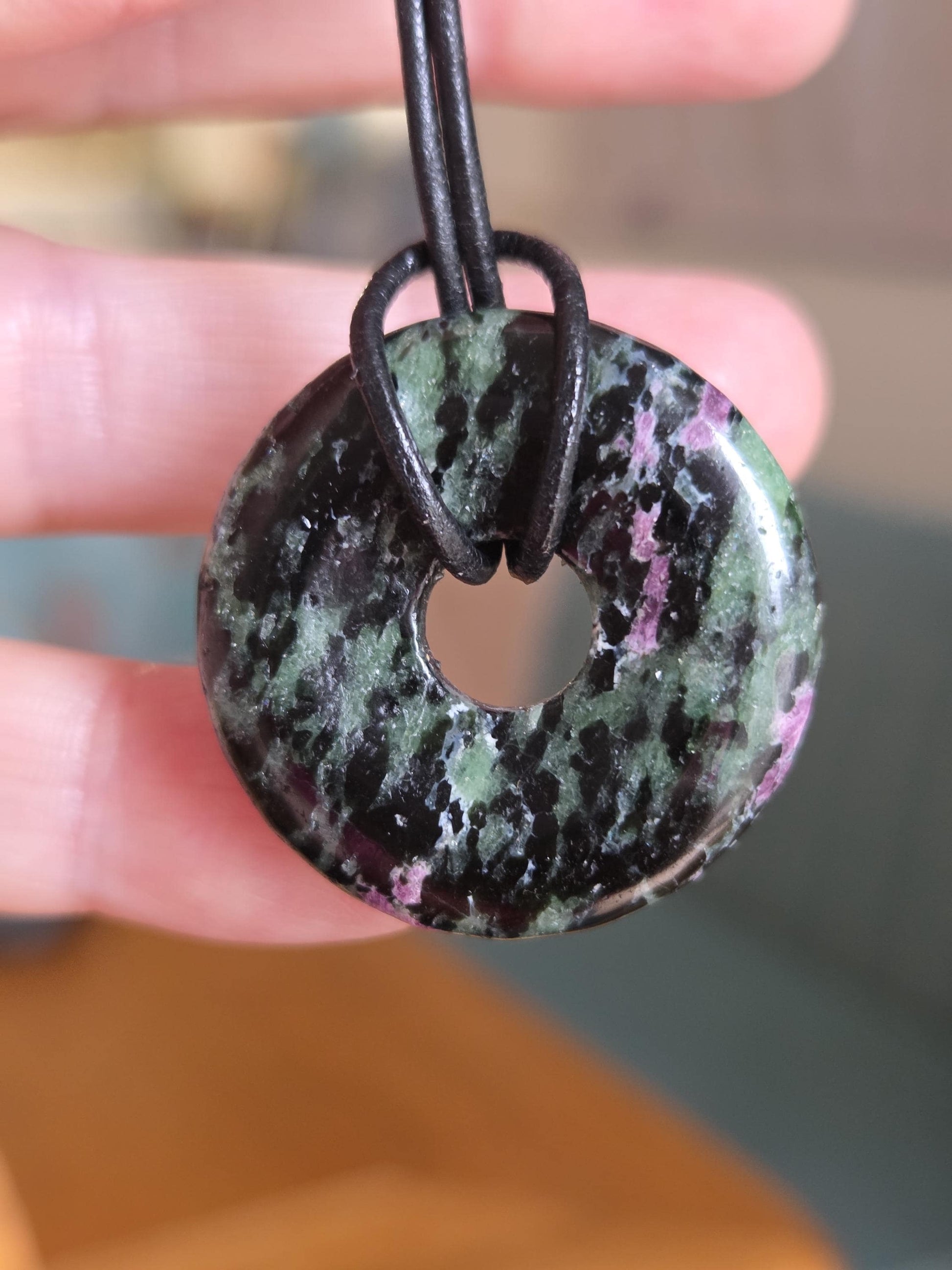 Rubin Zoisit, Donut Anhänger, 30 x 7 mm, an verstellbarem Lederband, Herzchakra Wurzelchakra, Heilstein, spiritueller Schmuck