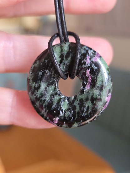 Rubin Zoisit, Donut Anhänger, 30 x 7 mm, an verstellbarem Lederband, Herzchakra Wurzelchakra, Heilstein, spiritueller Schmuck