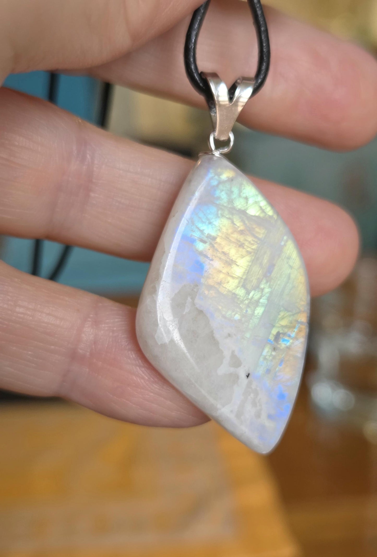 Regenbogen Mondstein weißer Labradorit mit schwarzem Turmalin, Anhänger, an 925er SilberÖse, an verstellbarem Lederband