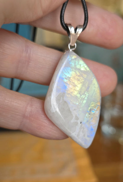 Regenbogen Mondstein weißer Labradorit mit schwarzem Turmalin, Anhänger, an 925er SilberÖse, an verstellbarem Lederband
