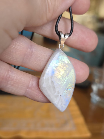 Regenbogen Mondstein weißer Labradorit mit schwarzem Turmalin, Anhänger, an 925er SilberÖse, an verstellbarem Lederband