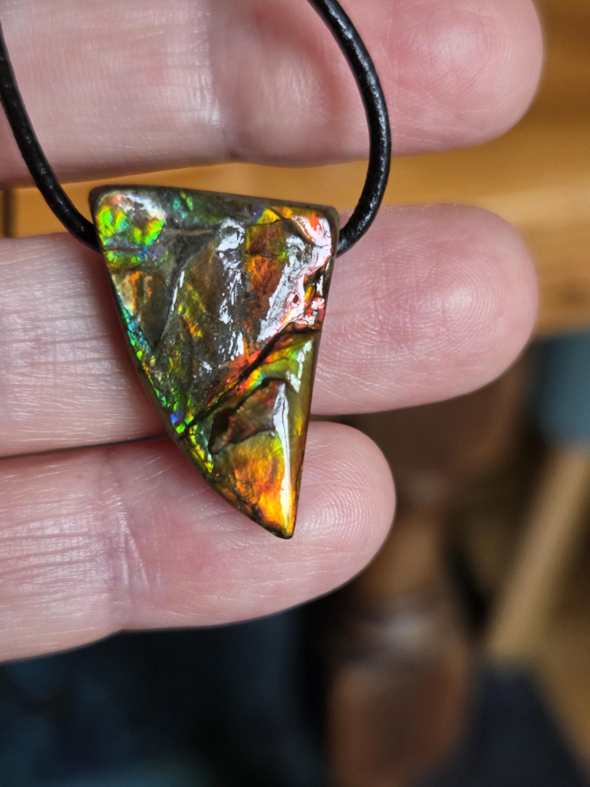 Magischer Ammolit Opal aus Alberta Kanada, Anhänger, 28 x 17 x 8 mm, gebohrt, an verstellbarem Lederband, ammolite, Ammonit