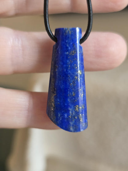 Lapislazuli Lapis Lazuli Anhänger, Stein der Engel, 37 x 15 x 7 mm, gebohrt, an verstellbarem Lederband