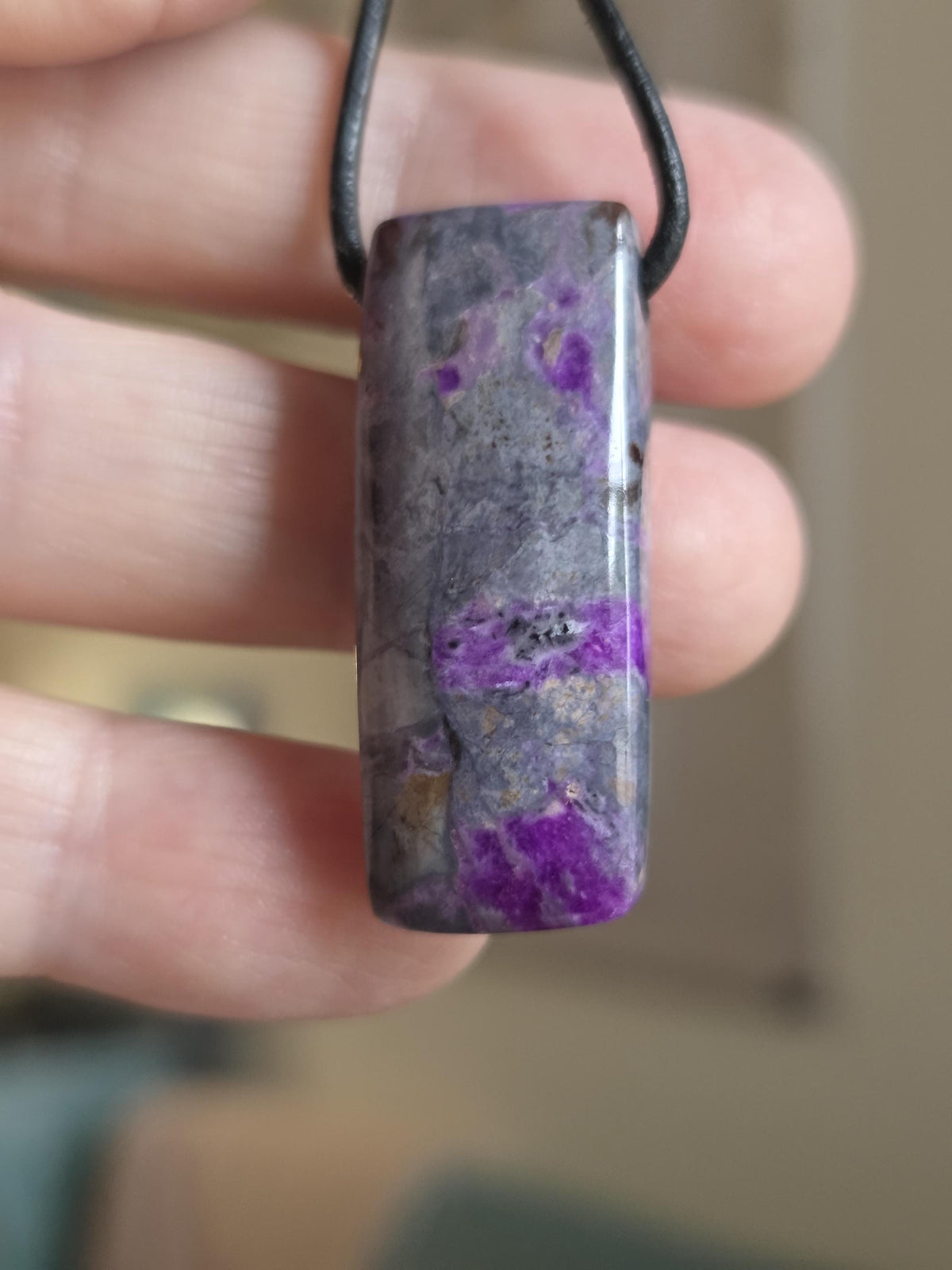 Sugilith Anhänger, 37 x 14 x 9 mm, gebohrt, an verstellbarem Lederband, beidseitig tragbar