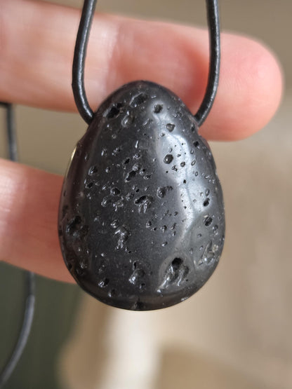 Vulkanstein , Lavastein, Lava, aus dem Vulkan Hekla Island, Anhänger, 30 x 23 x 9 mm, gebohrt, an verstellbarem Lederband