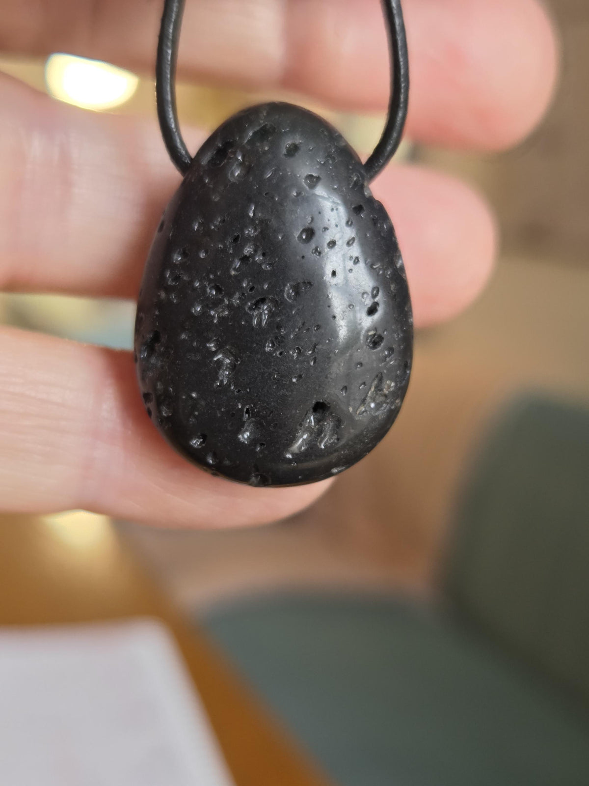Vulkanstein , Lavastein, Lava, aus dem Vulkan Hekla Island, Anhänger, 30 x 23 x 9 mm, gebohrt, an verstellbarem Lederband