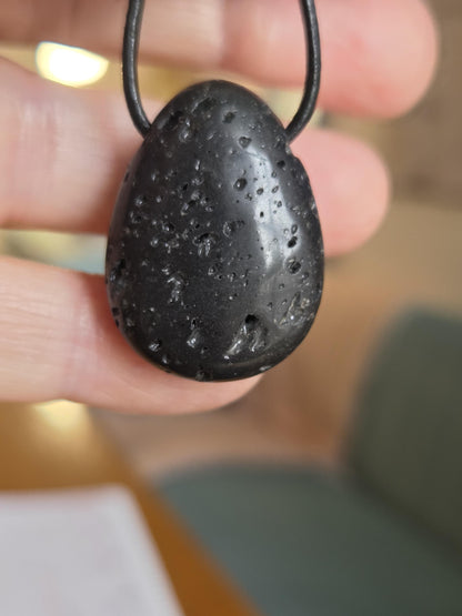 Vulkanstein , Lavastein, Lava, aus dem Vulkan Hekla Island, Anhänger, 30 x 23 x 9 mm, gebohrt, an verstellbarem Lederband
