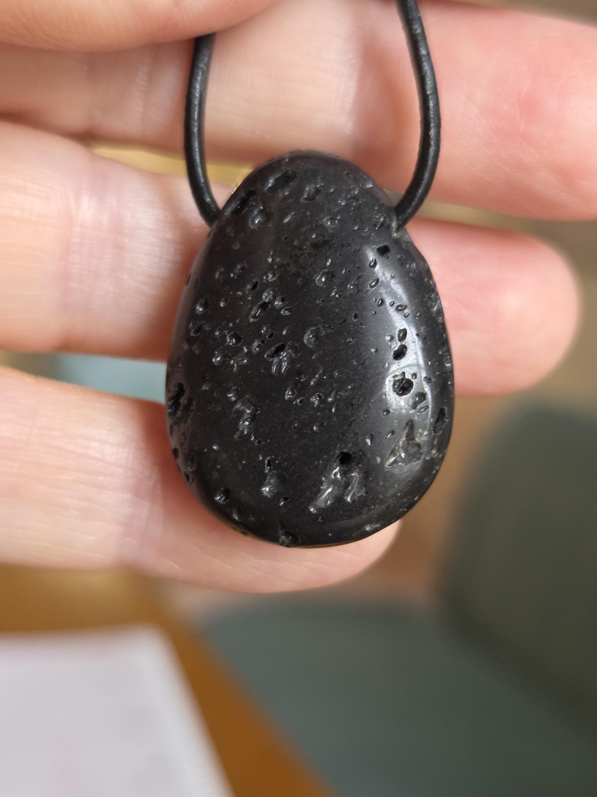Vulkanstein , Lavastein, Lava, aus dem Vulkan Hekla Island, Anhänger, 30 x 23 x 9 mm, gebohrt, an verstellbarem Lederband
