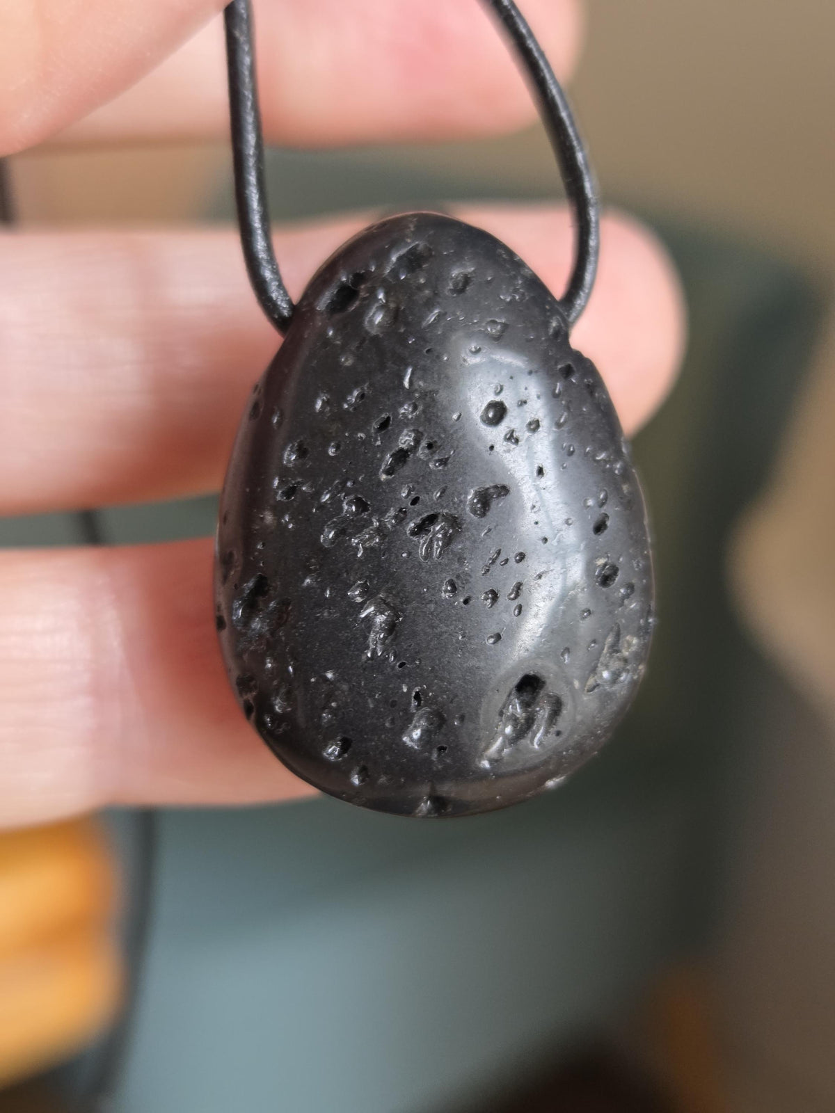Vulkanstein , Lavastein, Lava, aus dem Vulkan Hekla Island, Anhänger, 30 x 23 x 9 mm, gebohrt, an verstellbarem Lederband