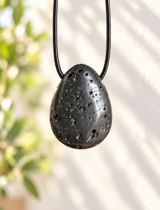 Vulkanstein , Lavastein, Lava, aus dem Vulkan Hekla Island, Anhänger, 30 x 23 x 9 mm, gebohrt, an verstellbarem Lederband