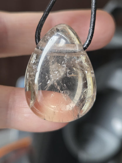 Rauchquarz Anhänger tropfenförmig, aus dem Schweizer Kanton Uri, 30 x 23 x 9 mm, gebohrt am Lederband, Wurzelchakra Meditation Schutzstein