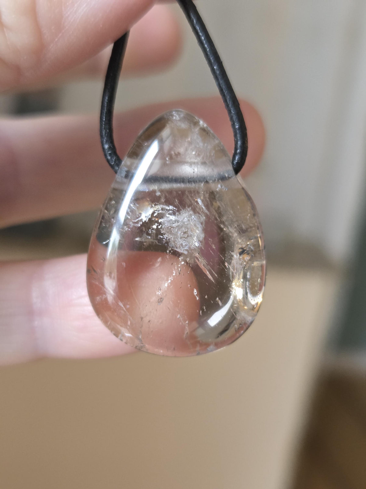 Rauchquarz Anhänger tropfenförmig, aus dem Schweizer Kanton Uri, 30 x 23 x 9 mm, gebohrt am Lederband, Wurzelchakra Meditation Schutzstein