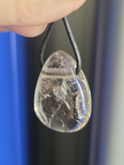 Rauchquarz Anhänger tropfenförmig, aus dem Schweizer Kanton Uri, 30 x 23 x 9 mm, gebohrt am Lederband, Wurzelchakra Meditation Schutzstein