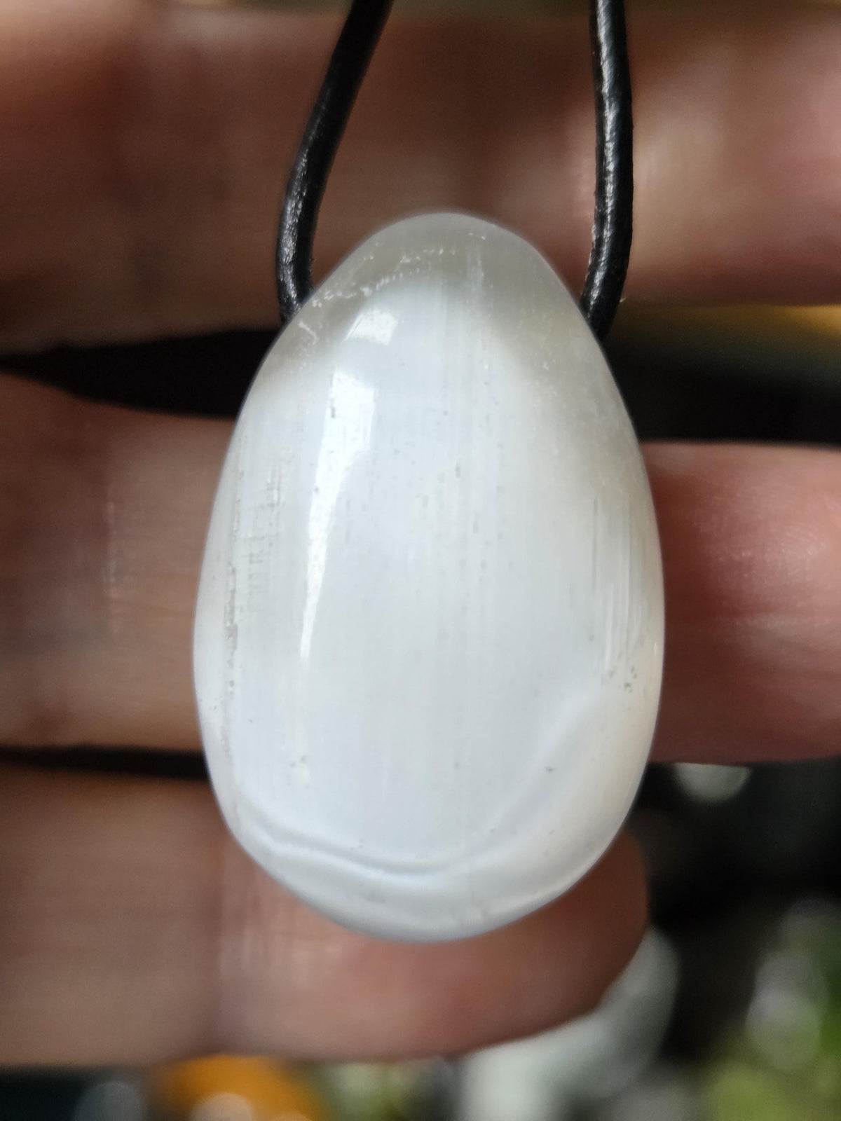 Selenit Anhänger, 30 x 21 x 12 mm, gebohrt, an verstellbarem Lederband, Kronenchakra, drittes Auge