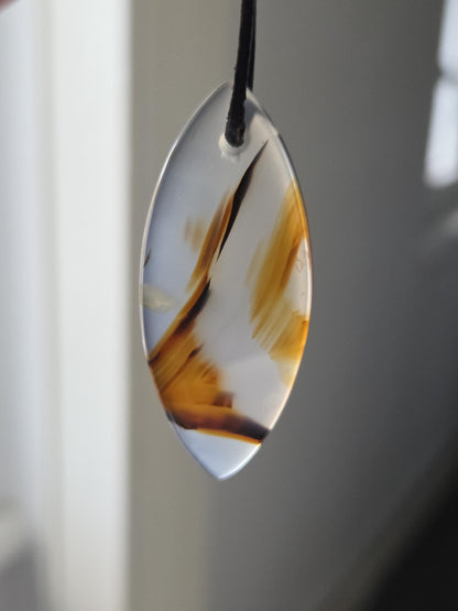 Montana Achat, Anhänger Navette, 47 x 20 x 5 mm, gebohrt, an verstellbarem Lederband