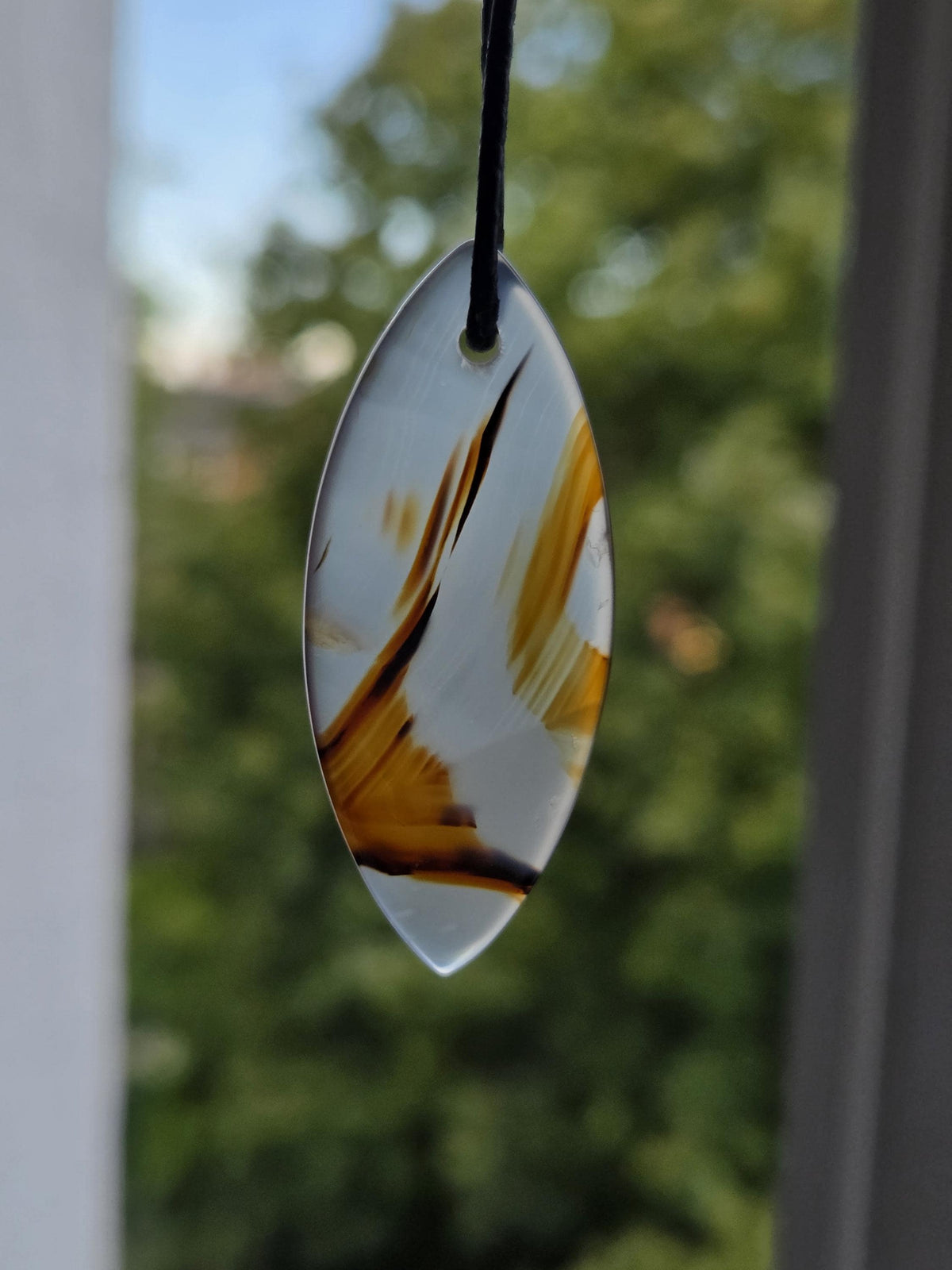 Montana Achat, Anhänger Navette, 47 x 20 x 5 mm, gebohrt, an verstellbarem Lederband