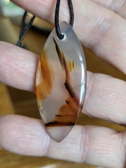 Montana Achat, Anhänger Navette, 47 x 20 x 5 mm, gebohrt, an verstellbarem Lederband