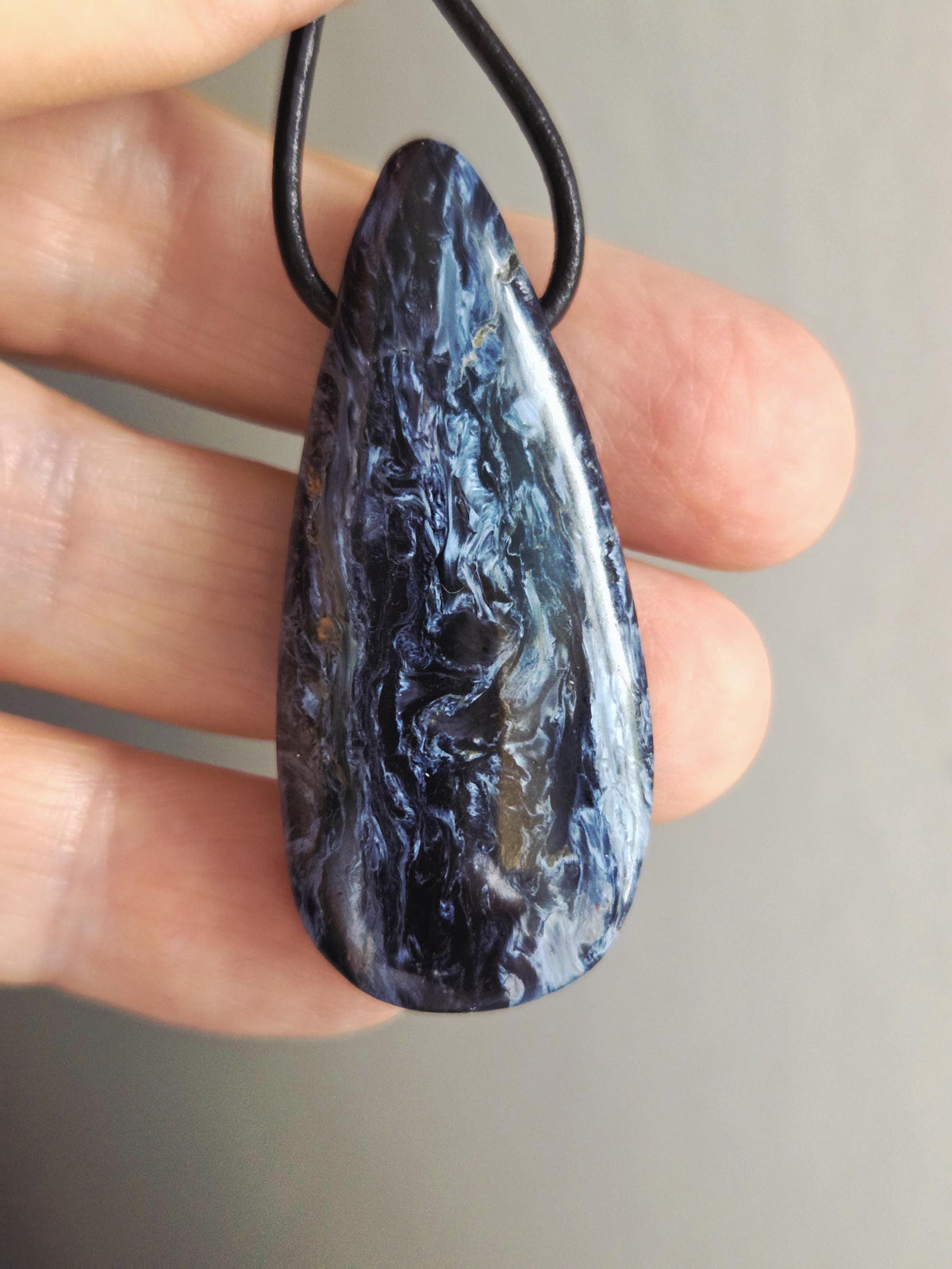 Magischer energetischer Pietersit Anhänger, 47 x 22 x 8 mm, gebohrt, an verstellbarem Lederband