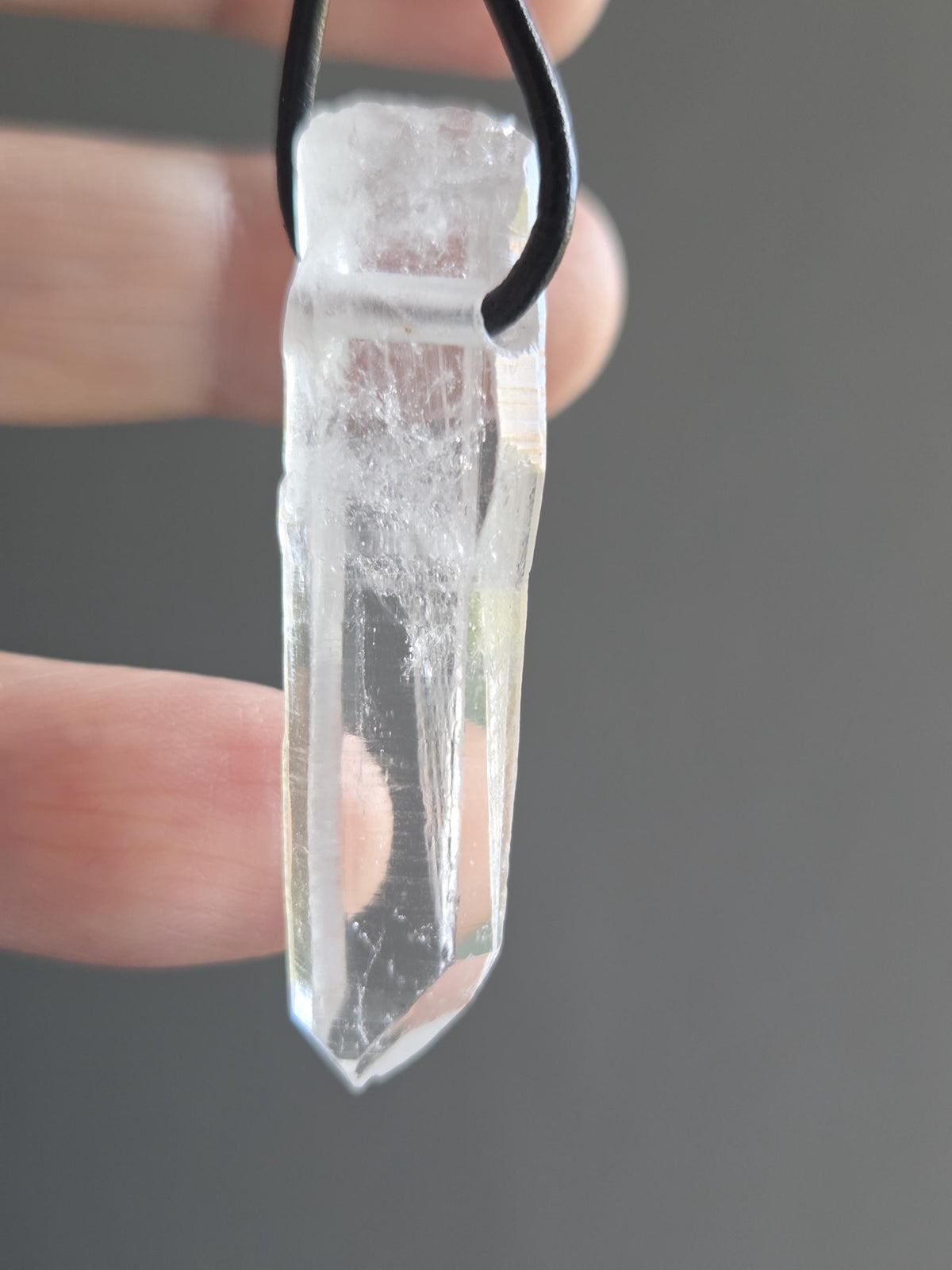 Magischer Lemuria lemurischer Kristall mit Yin Code, Kristallspitze Anhänger, 46 x 12 x 10 mm, gebohrt, an verstellbarem Lederband