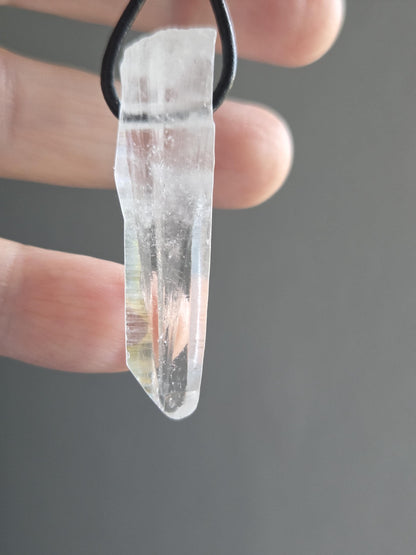 Magischer Lemuria lemurischer Kristall mit Yin Code, Kristallspitze Anhänger, 46 x 12 x 10 mm, gebohrt, an verstellbarem Lederband
