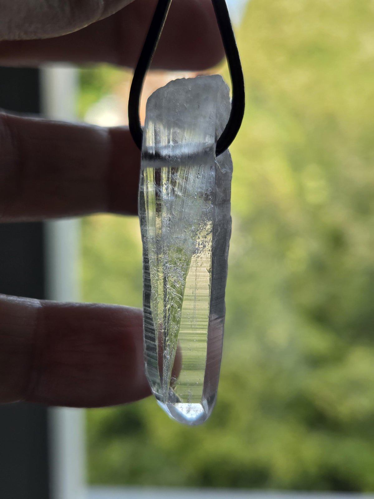 Magischer Lemuria lemurischer Kristall mit Yin Code, Kristallspitze Anhänger, 46 x 12 x 10 mm, gebohrt, an verstellbarem Lederband