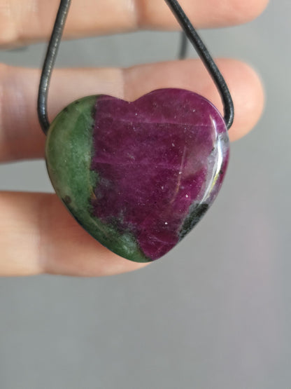 Rubin Zoisit Herz Anhänger, 27 x 29 x 12 mm, gebohrt, an verstellbarem Lederband