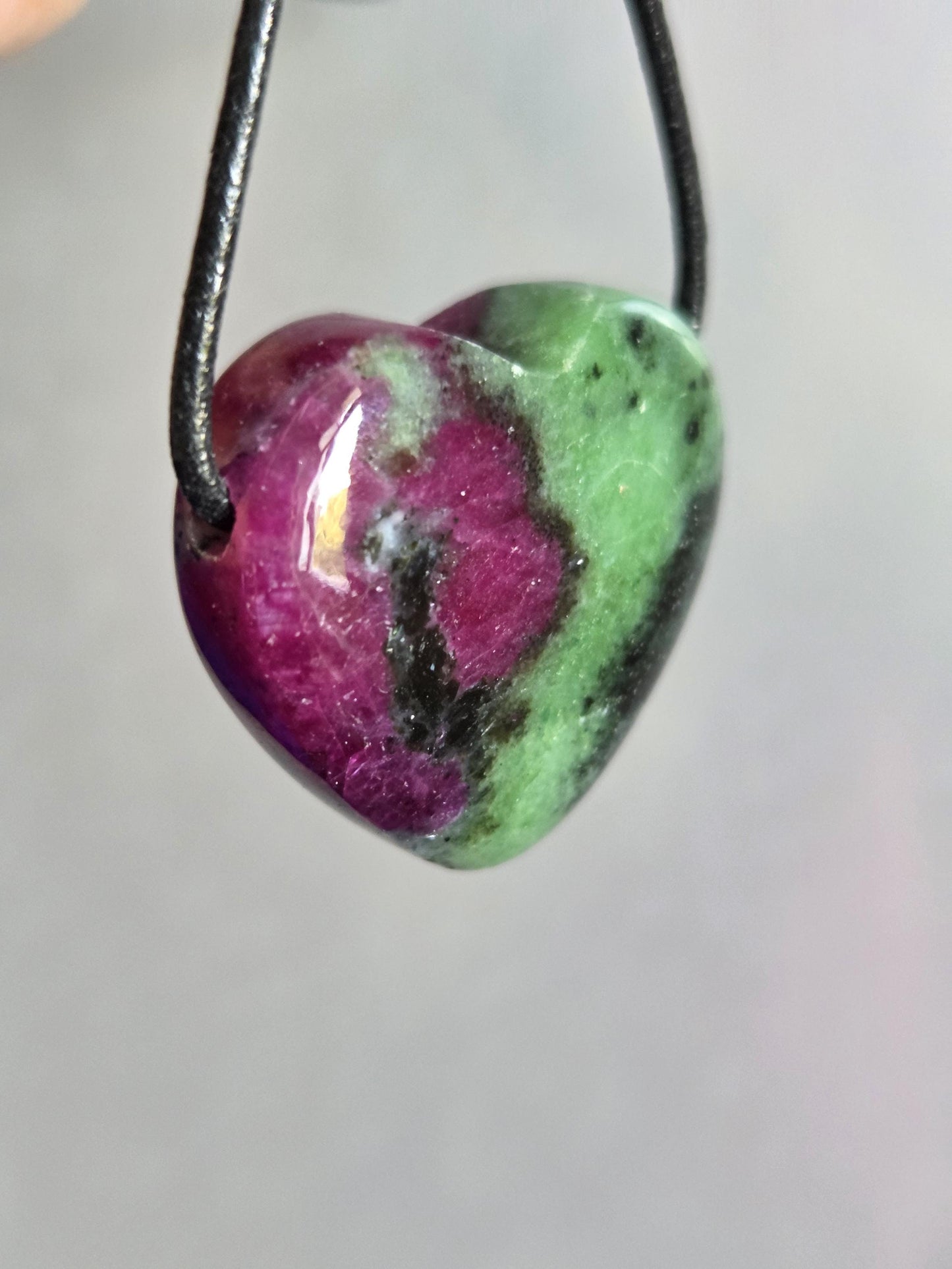 Rubin Zoisit Herz Anhänger, 27 x 29 x 12 mm, gebohrt, an verstellbarem Lederband