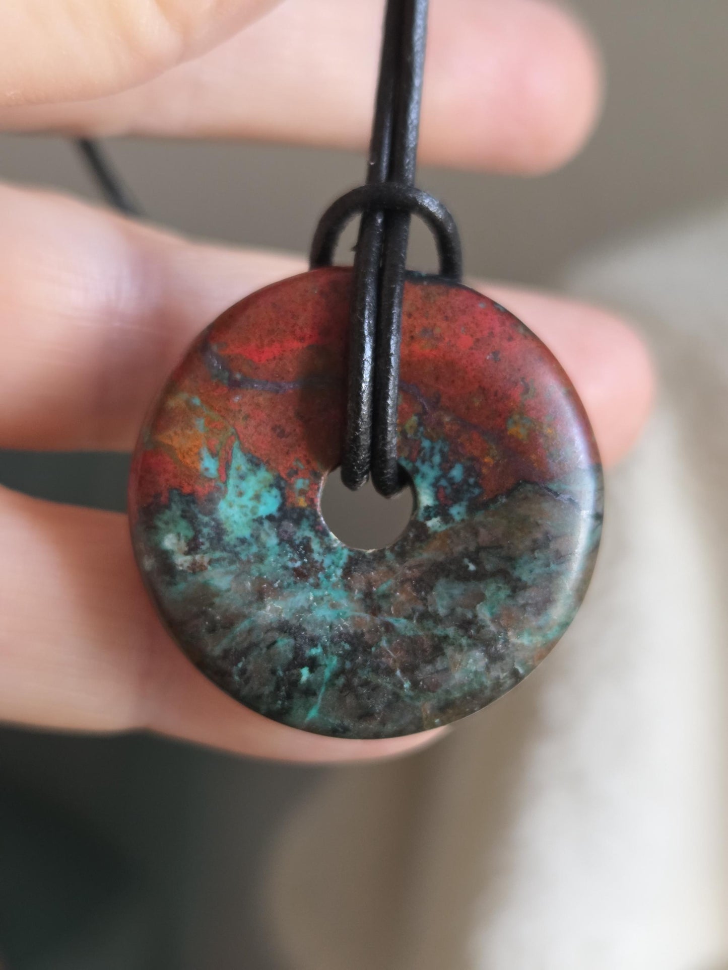 Sonora Sunrise Donut Zarinit Anhänger 30 x 7 mm, an verstellbarem Lederband