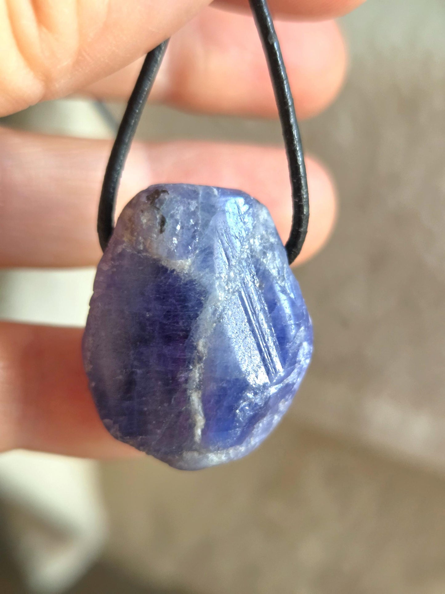 Magischer seltener Tansanit, Tanzanit Rohstein Anhänger Kristall , 28 x 23 x 14 mm, gebohrt an verstellbarem Lederband