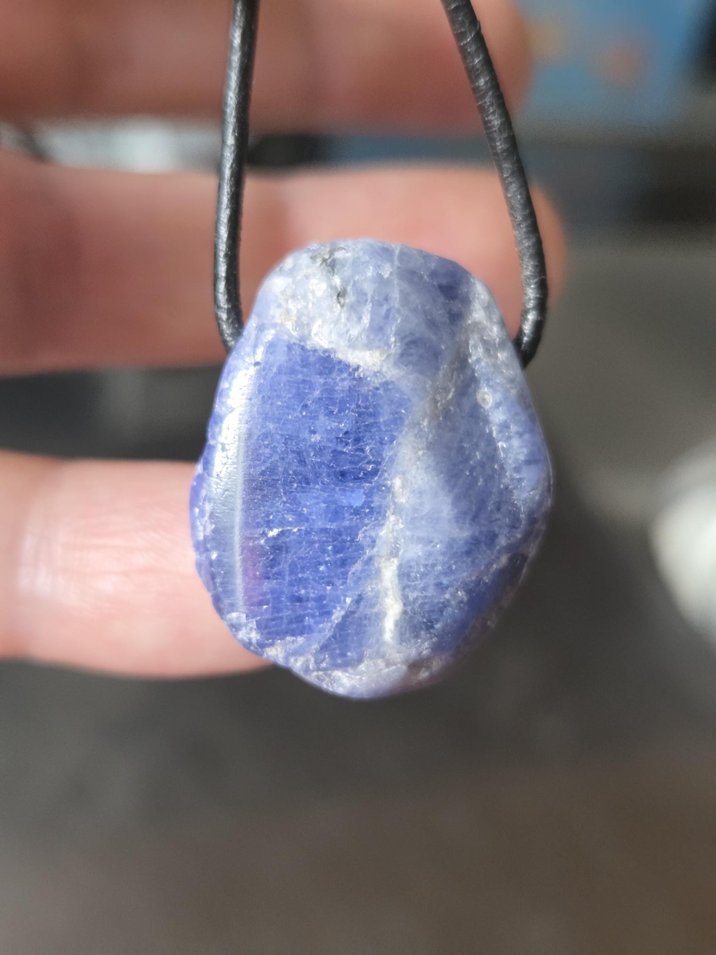 Magischer seltener Tansanit, Tanzanit Rohstein Anhänger Kristall , 28 x 23 x 14 mm, gebohrt an verstellbarem Lederband