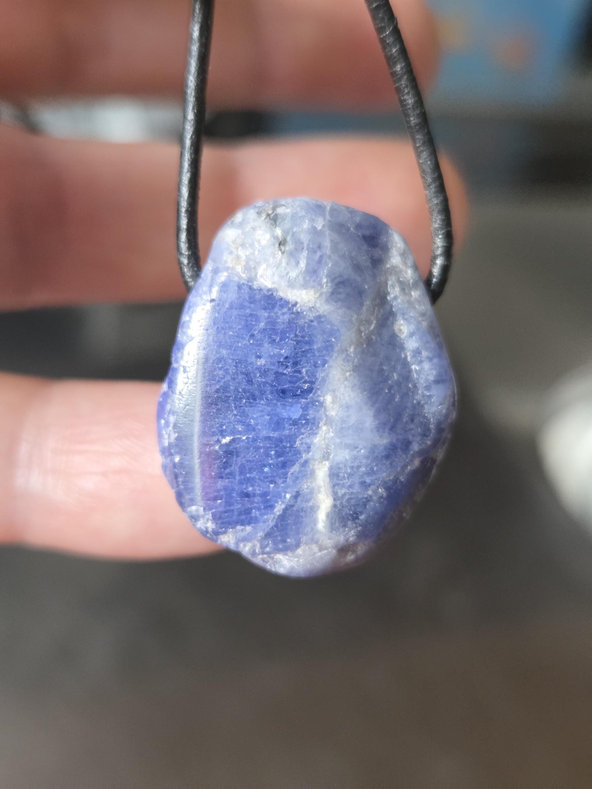 Magischer seltener Tansanit, Tanzanit Rohstein Anhänger Kristall , 28 x 23 x 14 mm, gebohrt an verstellbarem Lederband