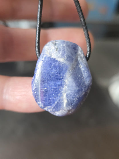 Magischer seltener Tansanit, Tanzanit Rohstein Anhänger Kristall , 28 x 23 x 14 mm, gebohrt an verstellbarem Lederband