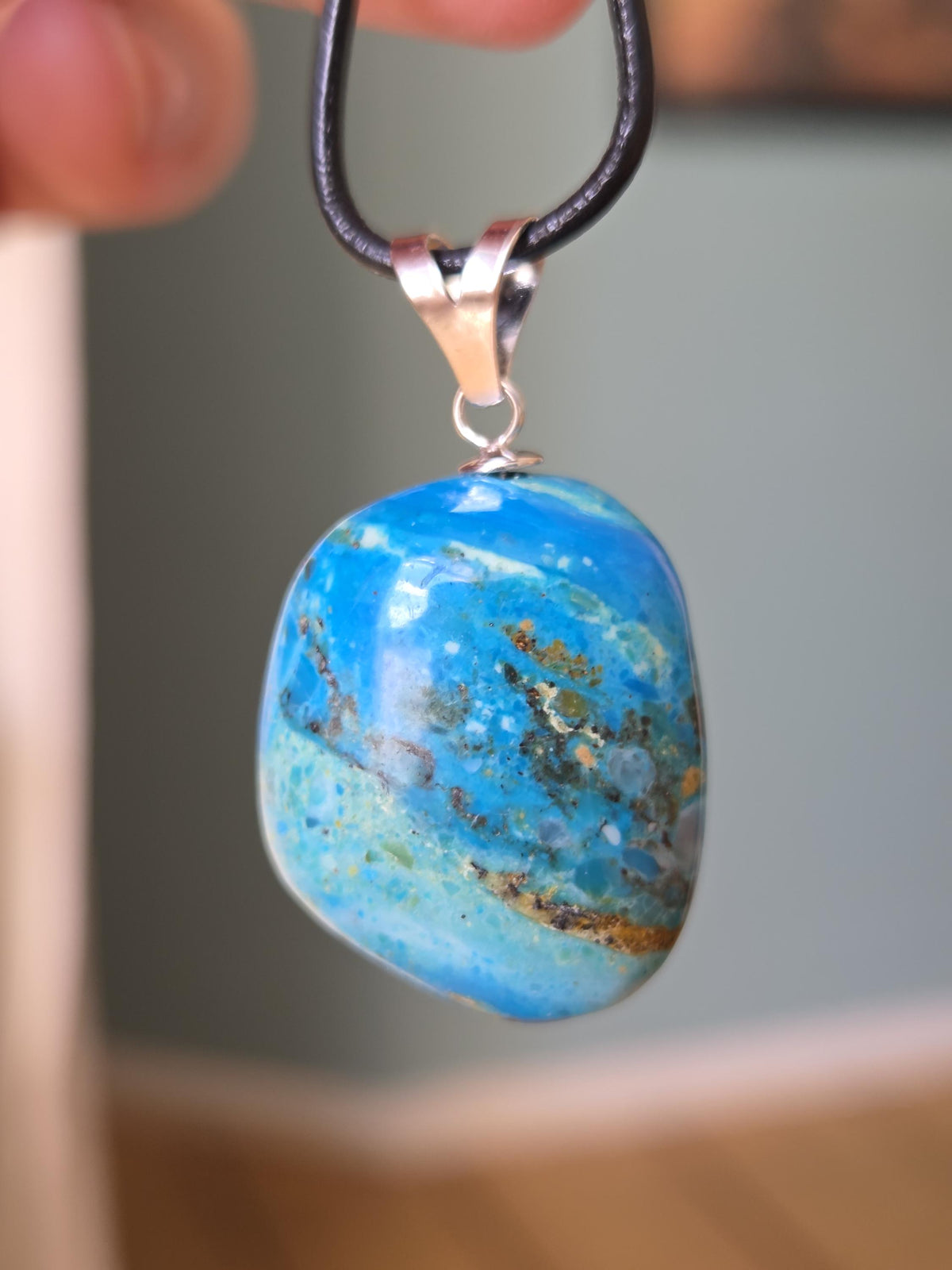 Traumhafter Atacama Opal aus Chile, Anhänger, 37 x 22 x 18 mm, an 925er Silberöse, an verstellbarem Lederband, Hals Chakra, Kommunikation