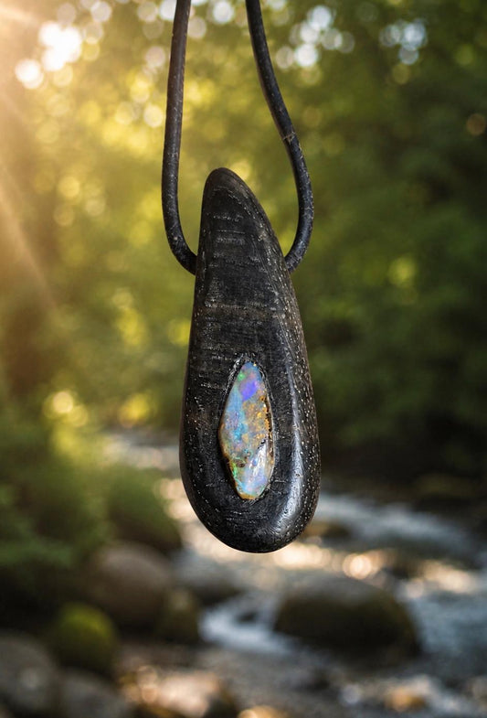 Ebenholz mit Boulder Opal, Opal Holz Anhänger, 38 x 14 x 11 mm, gebohrt, an verstellbarem Lederband Baumperle Baumperlen