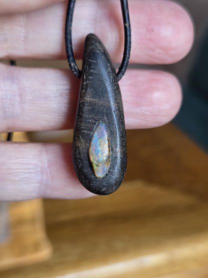 Ebenholz mit Boulder Opal, Opal Holz Anhänger, 38 x 14 x 11 mm, gebohrt, an verstellbarem Lederband Baumperle Baumperlen