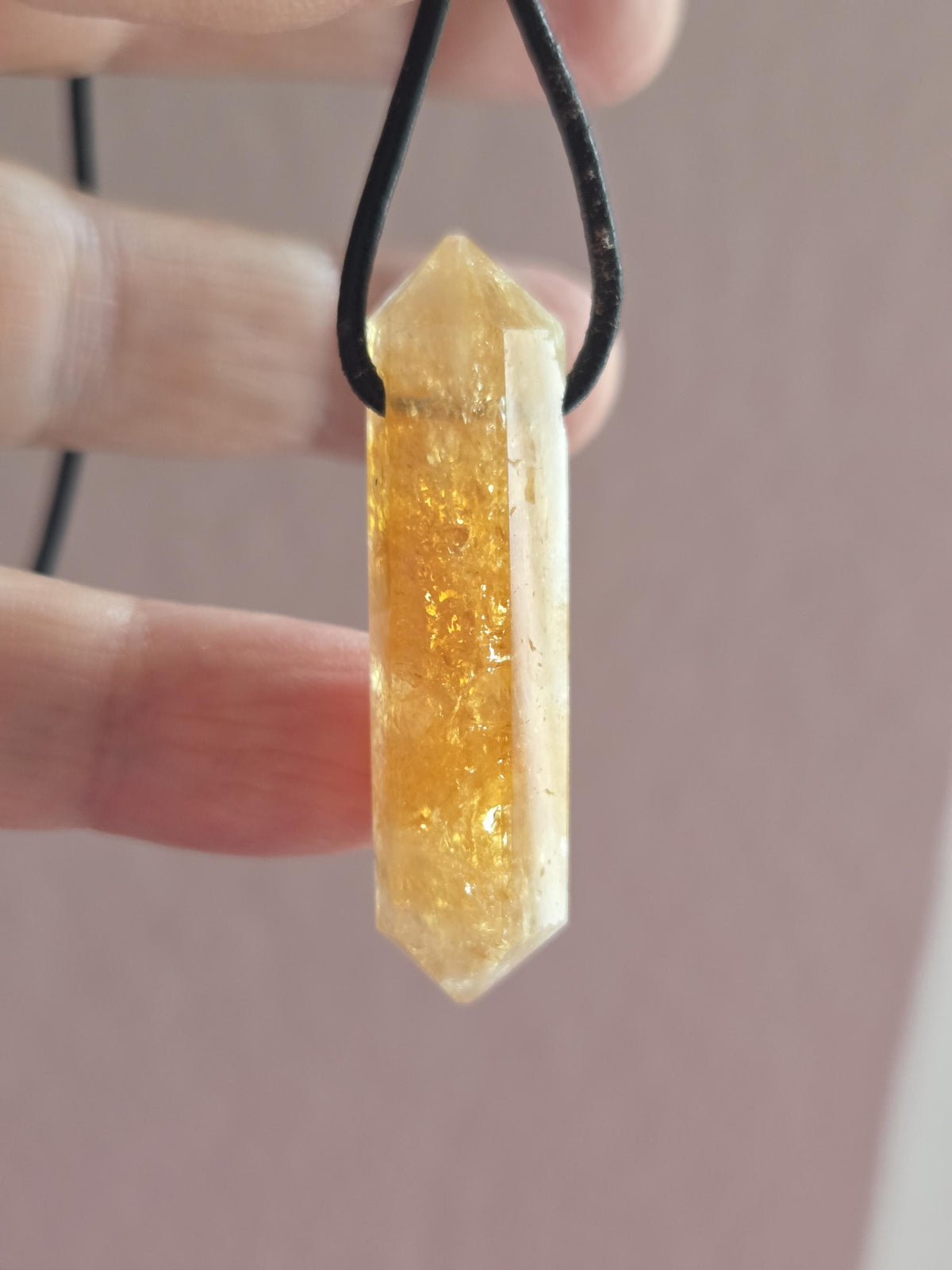 Citrin Kristall Spitze, Doppel Spitze Golden Healer Kristall Spitze, Anhänger, 45 x 10 x 11 mm, gebohrt, an verstellbarem Lederband,