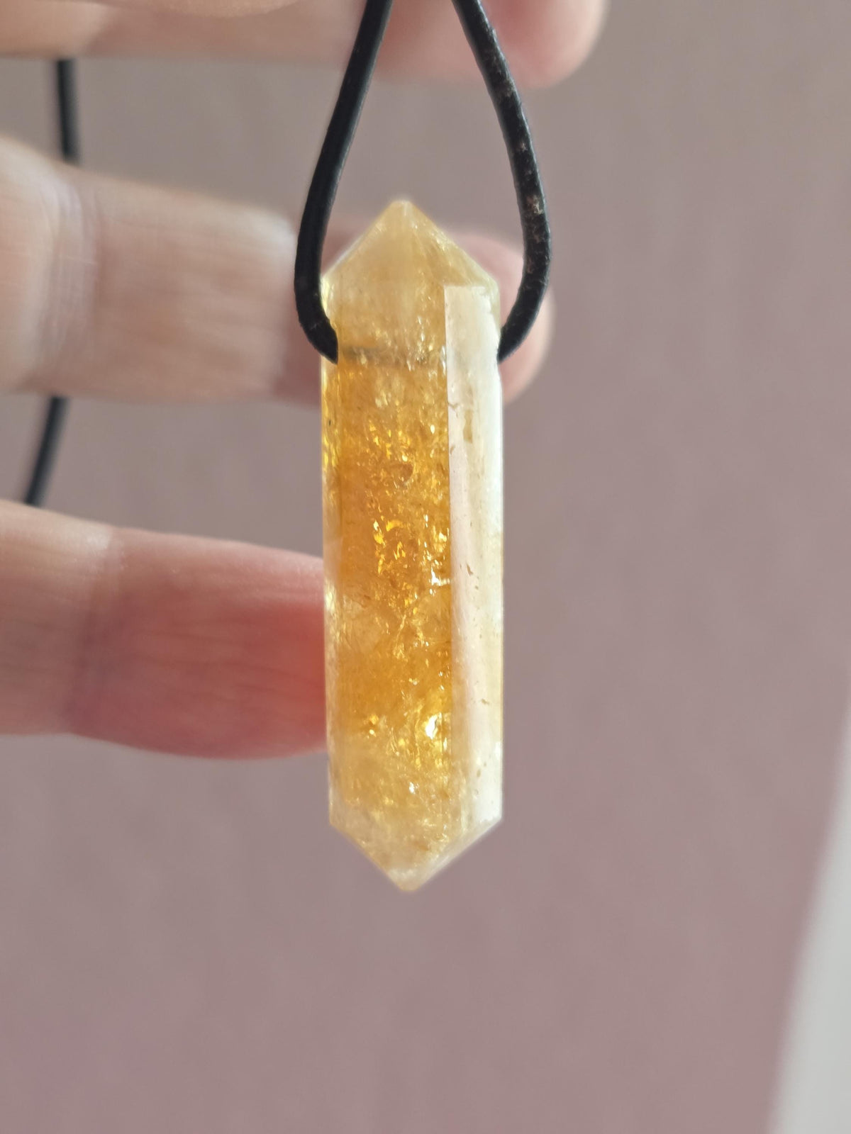 Citrin Kristall Spitze, Doppel Spitze Golden Healer Kristall Spitze, Anhänger, 45 x 10 x 11 mm, gebohrt, an verstellbarem Lederband,