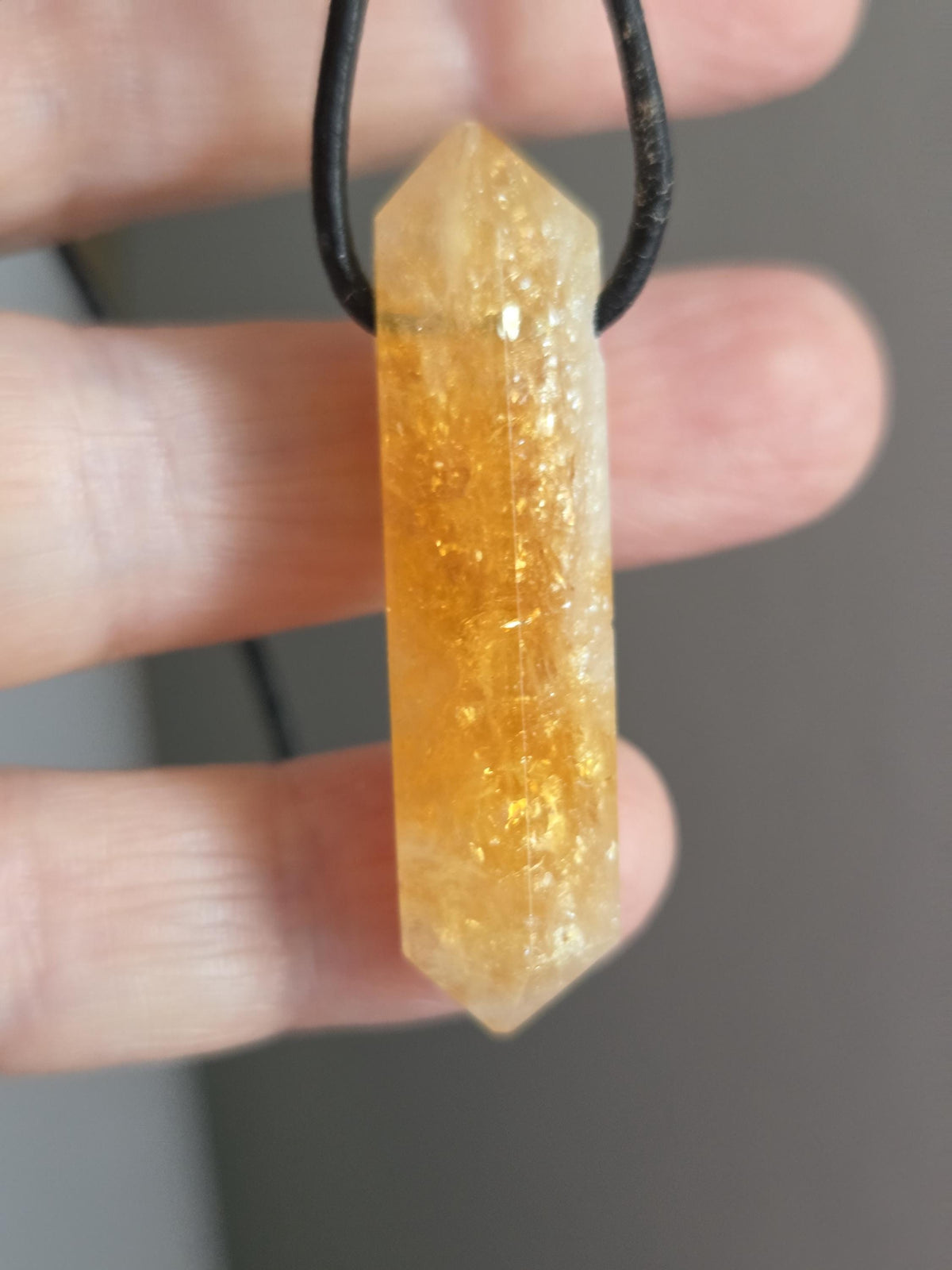 Citrin Kristall Spitze, Doppel Spitze Golden Healer Kristall Spitze, Anhänger, 45 x 10 x 11 mm, gebohrt, an verstellbarem Lederband,
