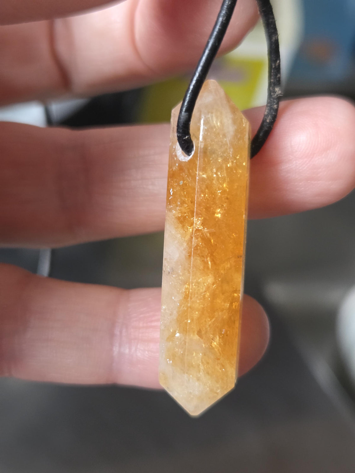 Citrin Kristall Spitze, Doppel Spitze Golden Healer Kristall Spitze, Anhänger, 45 x 10 x 11 mm, gebohrt, an verstellbarem Lederband,