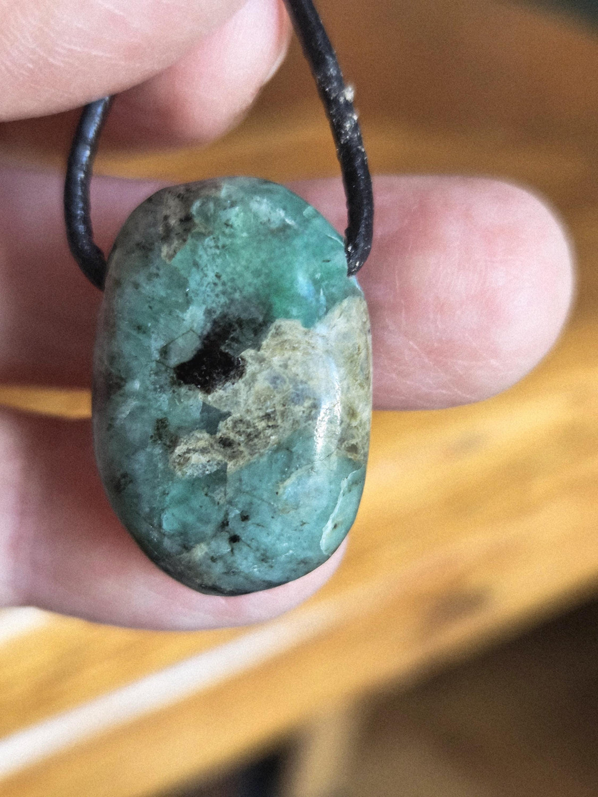 Kleiner echter Smaragd Anhänger, 25 x 18 x 10 mm, gebohrt, an verstellbarem Lederband