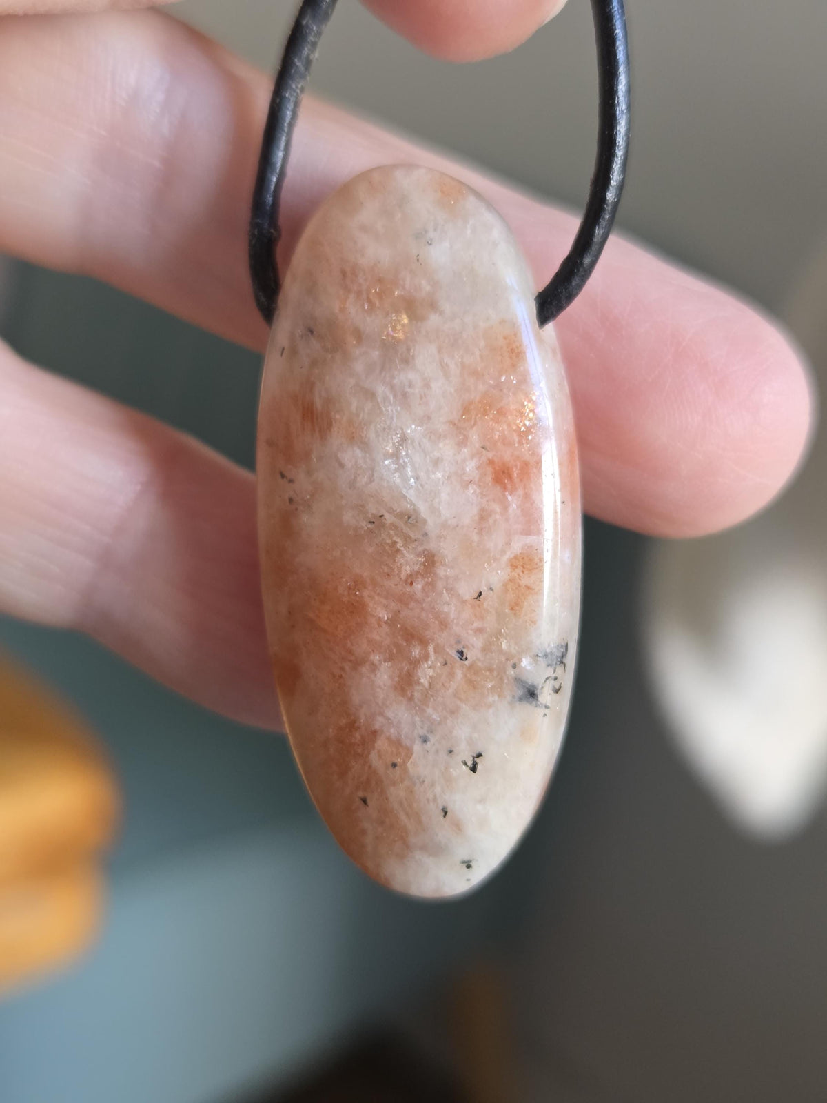 Sonnenstein Anhänger, oval lang, 40 x 20 x 9 mm, gebohrt, an verstellbarem Lederband, Solarplexus Chakra, Meditation