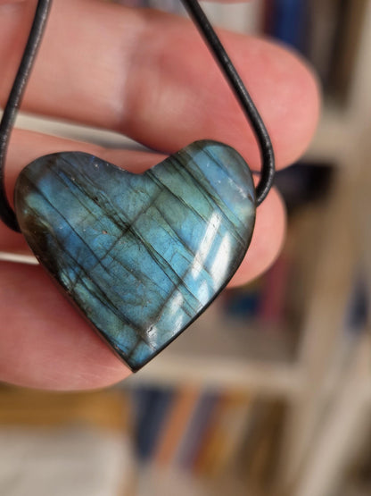 Labradorit Herz Anhänger blau grün 26 x 27 x 10 mm, gebohrt an verstellbarem Lederband