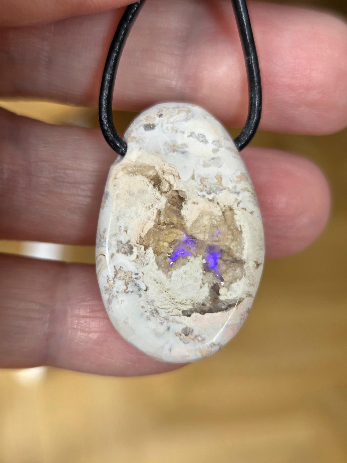 Mexikanischer Feueropal im Muttergestein,Anhänger, 32 x 22 x 9 mm, handgeschliffenes Unikat, an verstellbarem Lederband