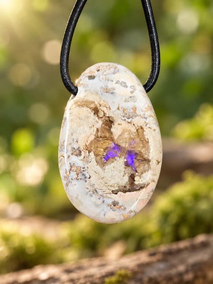 Mexikanischer Feueropal im Muttergestein,Anhänger, 32 x 22 x 9 mm, handgeschliffenes Unikat, an verstellbarem Lederband