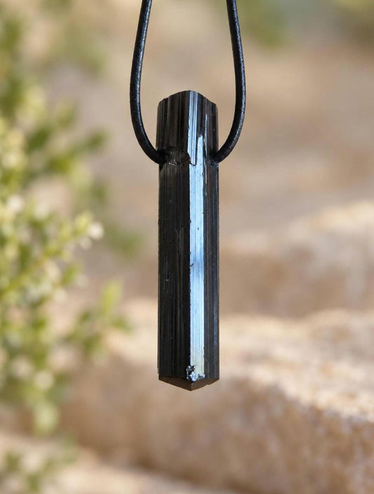 Grosser schwarzer Turmalin Schörl, roh belassen, mit gewachsener Spitze, 46 x 10 x 11 mm, gebohrt, an verstellbarem Lederband, Schutz Stein