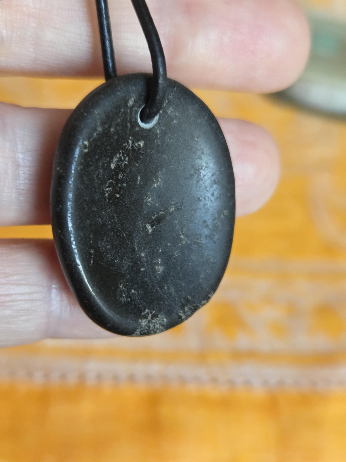 Schwarzer Turmalin, Schörl, Anhänger, Daumenstein, worry stone, 35 x 27 x 7 mm, gebohrt, an verstellbarem Lederband