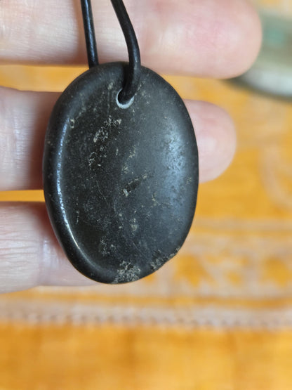 Schwarzer Turmalin, Schörl, Anhänger, Daumenstein, worry stone, 35 x 27 x 7 mm, gebohrt, an verstellbarem Lederband
