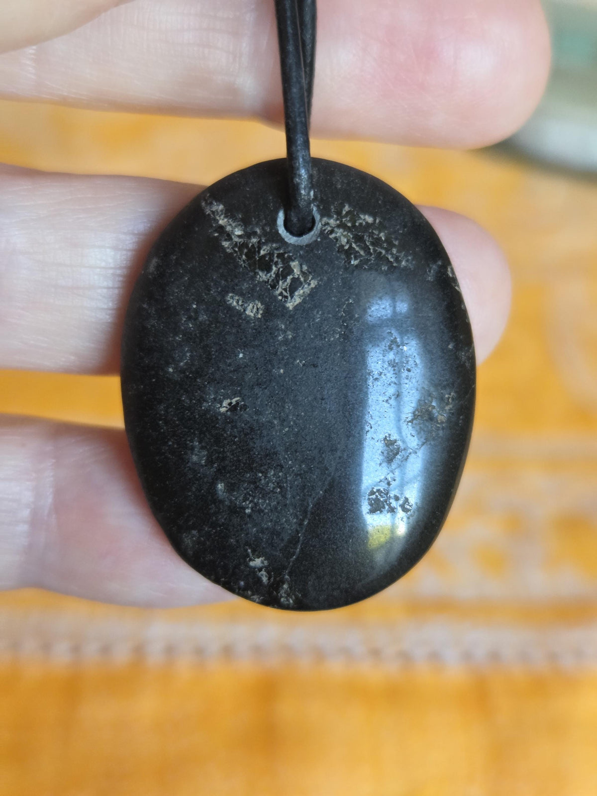 Schwarzer Turmalin, Schörl, Anhänger, Daumenstein, worry stone, 35 x 27 x 7 mm, gebohrt, an verstellbarem Lederband